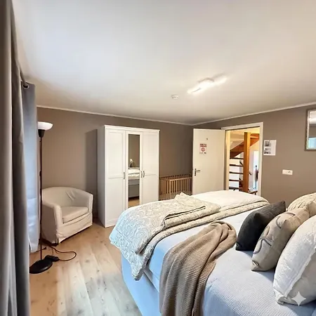 Spacious Castle With Garden In בית נופש