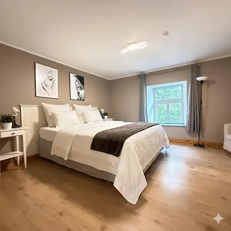 Spacious Castle With Garden In בית נופש אייבלי