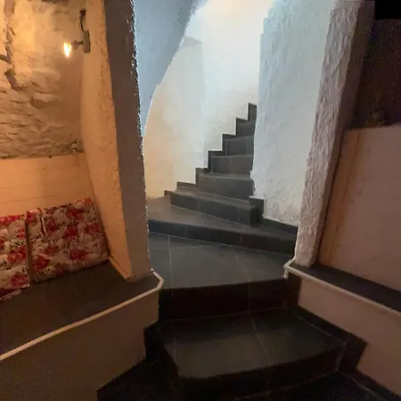 Spacious Castle With Garden In בית נופש אייבלי