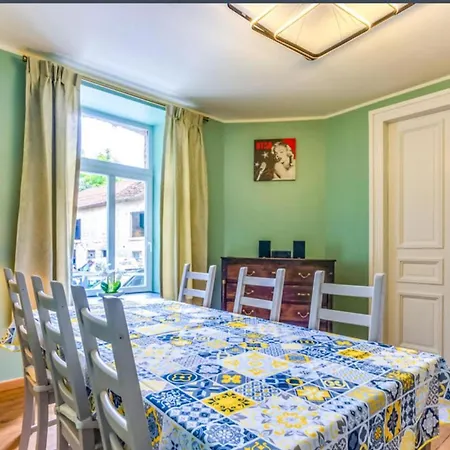 בית נופש Spacious Castle With Garden In אייבלי